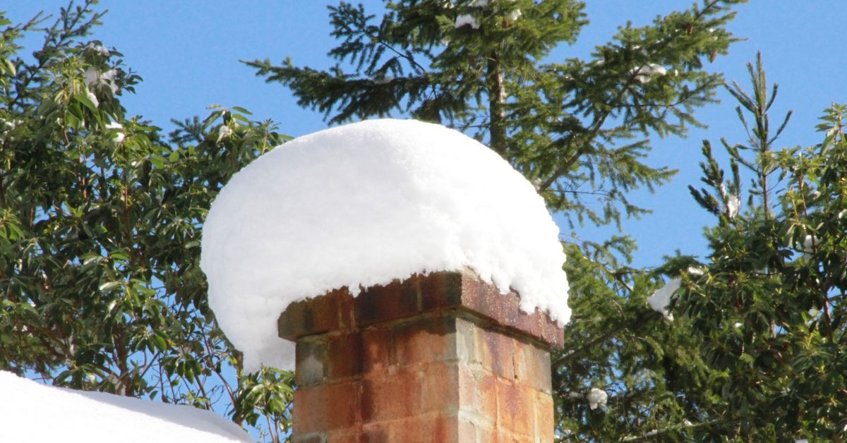 chimney-with-snow-is-there-right-timing-for-a-professional-chimney-repair-den-defenders